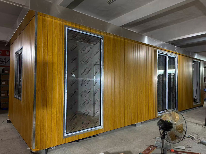 Ocupado taller de producción para pedidos de construcción modular