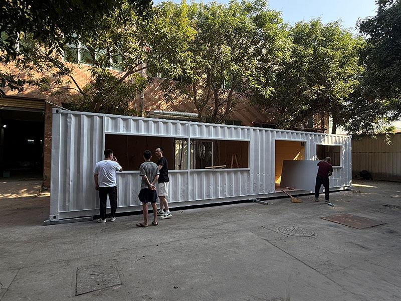 El cliente visita nuestra fábrica para discutir el proyecto de contenedores modulares